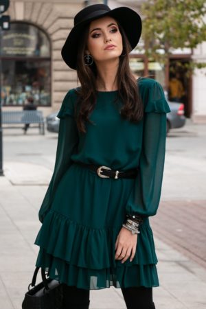 Szyfonowa sukienka z falbanami.