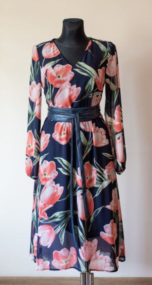 Szyfonowa sukienka w kwiaty marki FOR-WEAR.