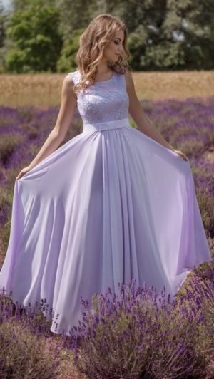 lawendowa sukienka Maxi z koronkowym przodem.