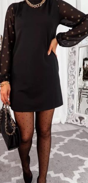 Wizytowa czarna sukienka z szyfonowymi rękawami.