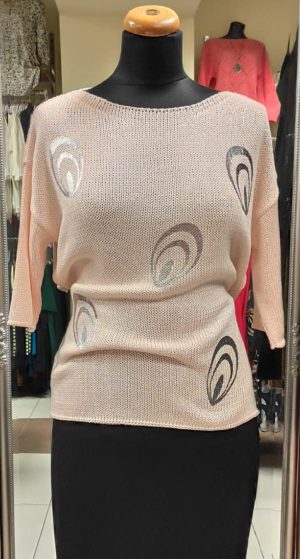 Sweterek „sznurkowy” morelowy w srebrne pawie oczka (AL-BO)