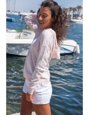 Bluza z kapturem w kolorze pudrowego różu.