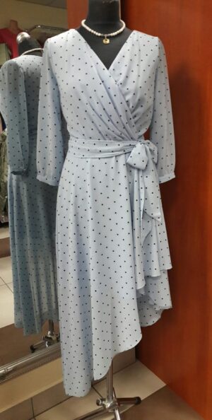 Szyfonowa asymetryczna sukienka w groszki, błękitna NUANCE