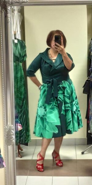 Sukienka rozkloszowana z tafty zielona w kwiaty Margo collection