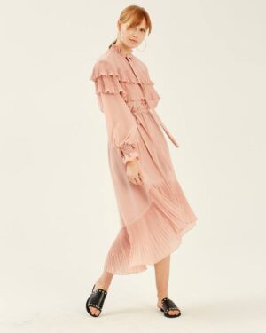 szyfonowa sukienka z plisowanymi falbanami TOVA pudrowy róż