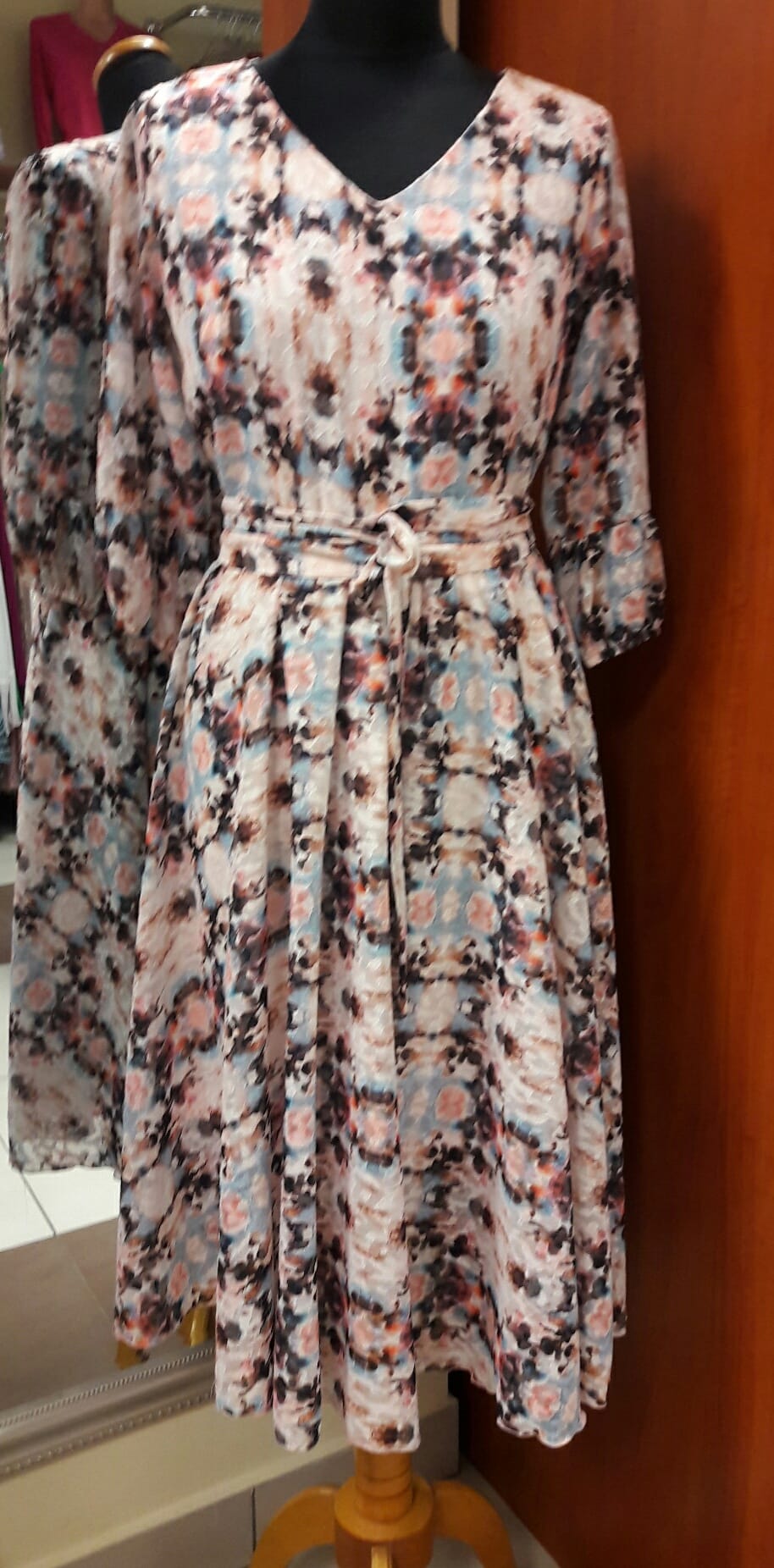 Sukienka Texa beżowa Midori Feminine Fashion - obrazek 5