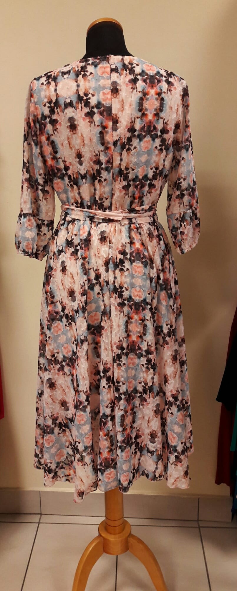 Sukienka Texa beżowa Midori Feminine Fashion - obrazek 4
