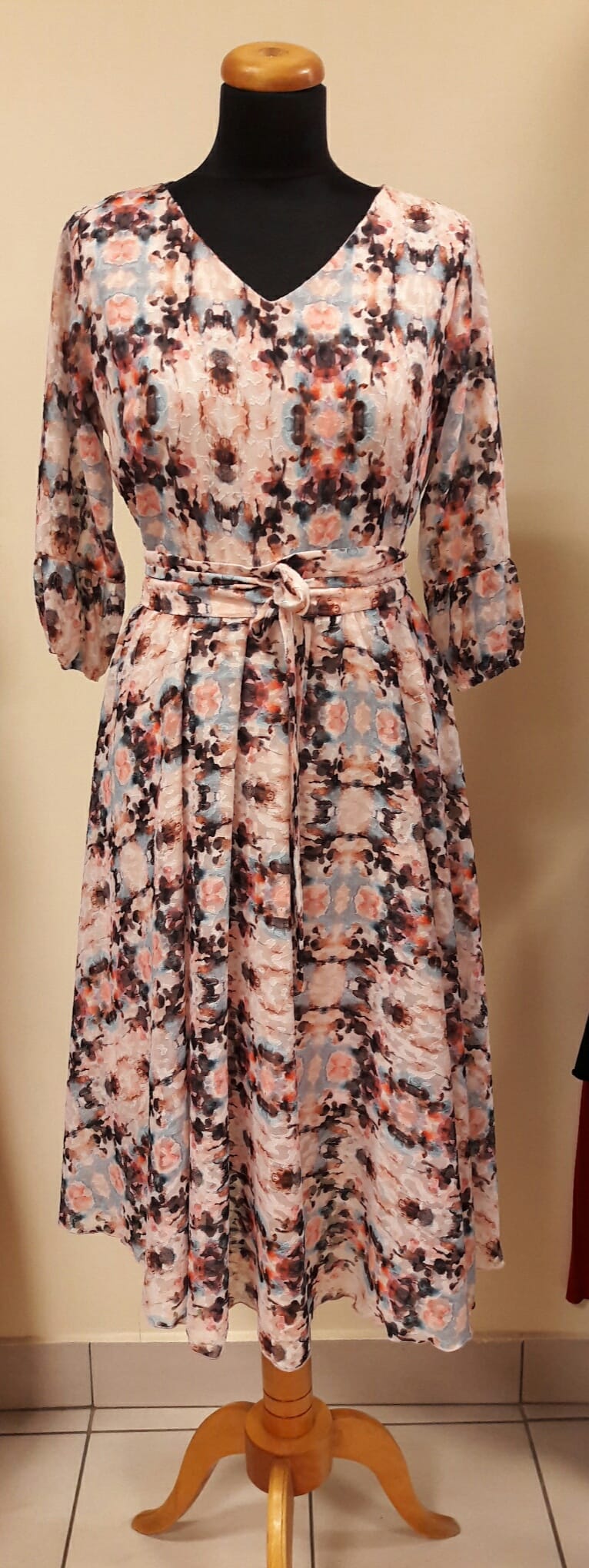 Sukienka Texa beżowa Midori Feminine Fashion