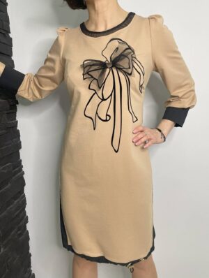 Sukienka kokarda beżowa Midori Feminine fashion