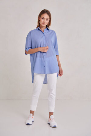 Casualowa koszula FERIA w odcieniu głębokiego błękitu.