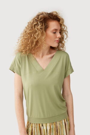 Casulowy t-shirt FERIA z dzianiny bambusowej w kolorze oliwkowym FL48