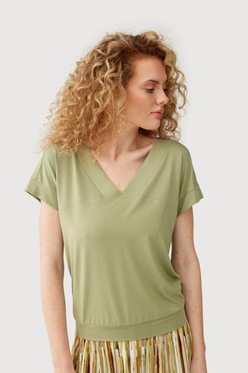 Casulowy t-shirt FERIA z dzianiny bambusowej w kolorze oliwkowym FL48