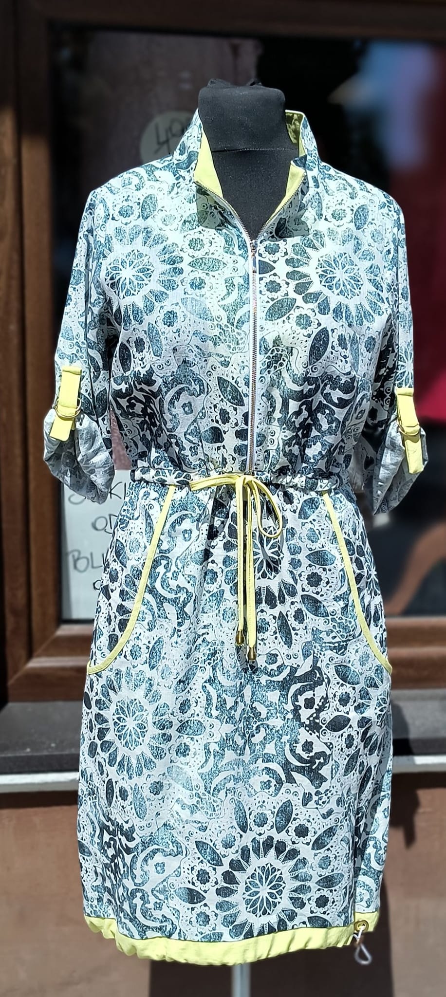 Sukienka Ilonka biało szałwiowa Midori Feminine Fashion