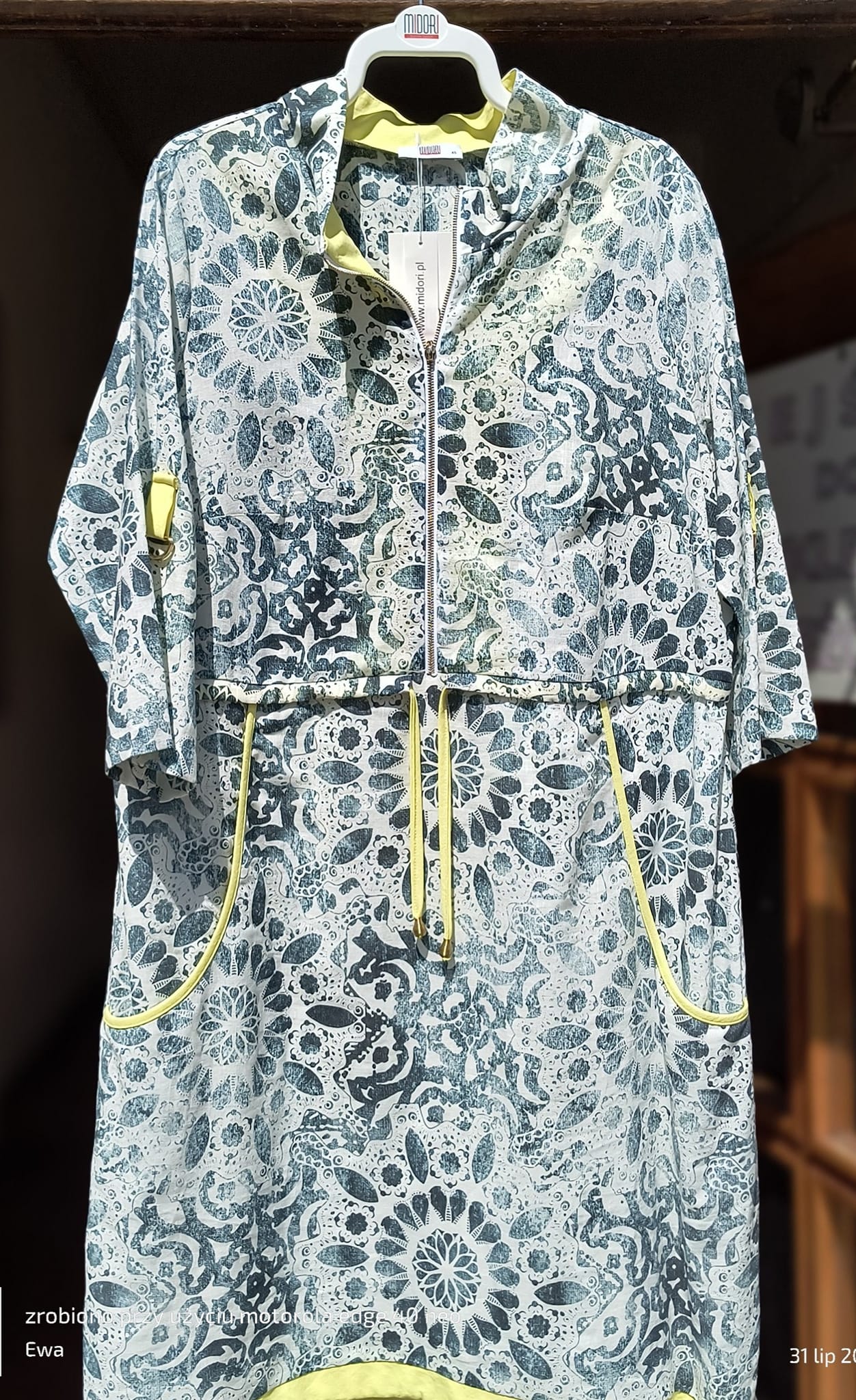 Sukienka Ilonka biało szałwiowa Midori Feminine Fashion - obrazek 4