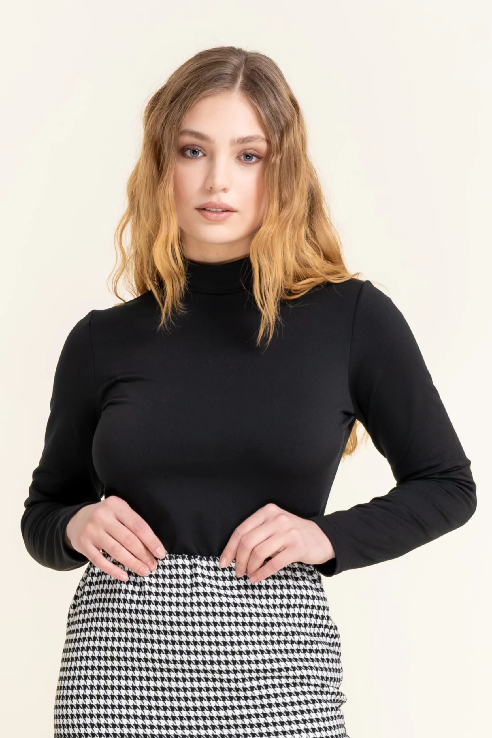 Czarna bluzka z golfem - TORM I Cotton Club