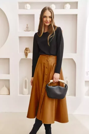 Brązowa rozkloszowana spódnica z eko-skóry z guzikami wyszczuplająca EZURI