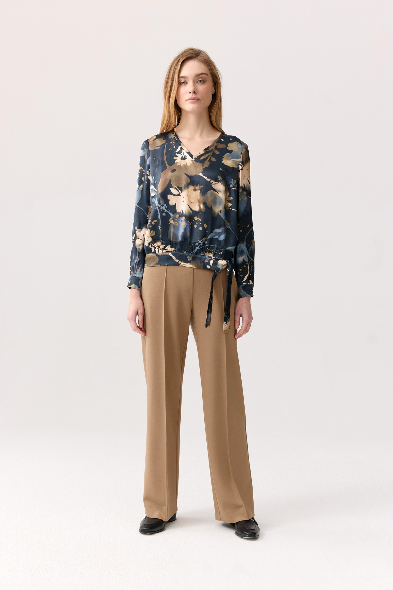 Wizytowa bluzka FERIA w efektowne kwiaty - obrazek 3