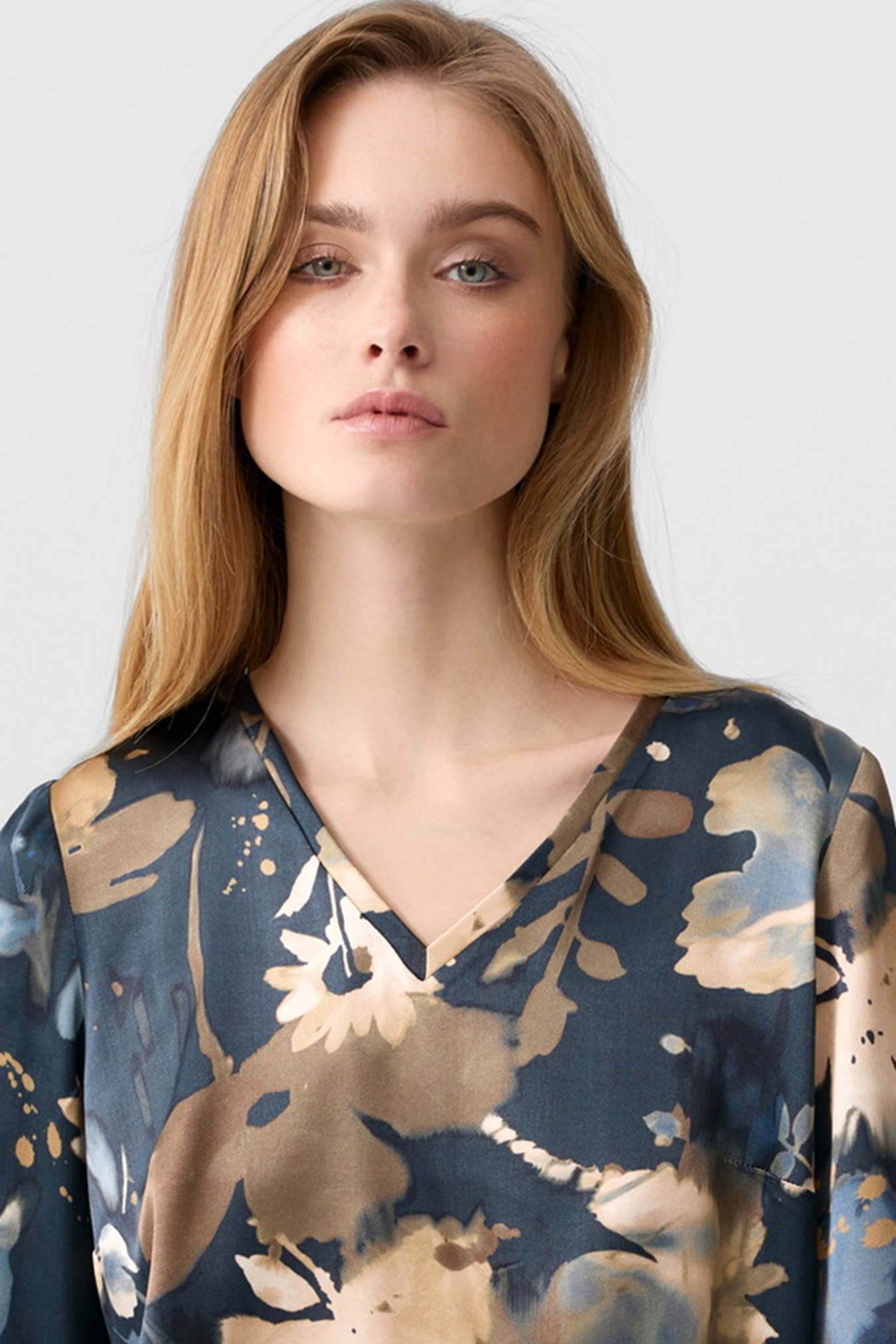 Wizytowa bluzka FERIA w efektowne kwiaty - obrazek 2