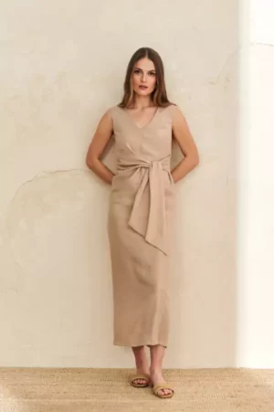 Beżowa sukienka z wiązaniem EZURI
