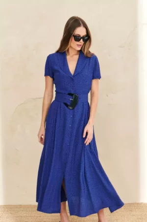 Elegancka niebieska sukienka w granatowe grochy Ezuri