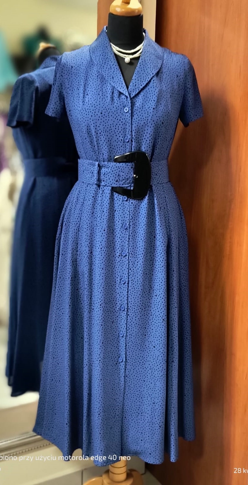 Elegancka niebieska sukienka w granatowe grochy Ezuri - obrazek 4