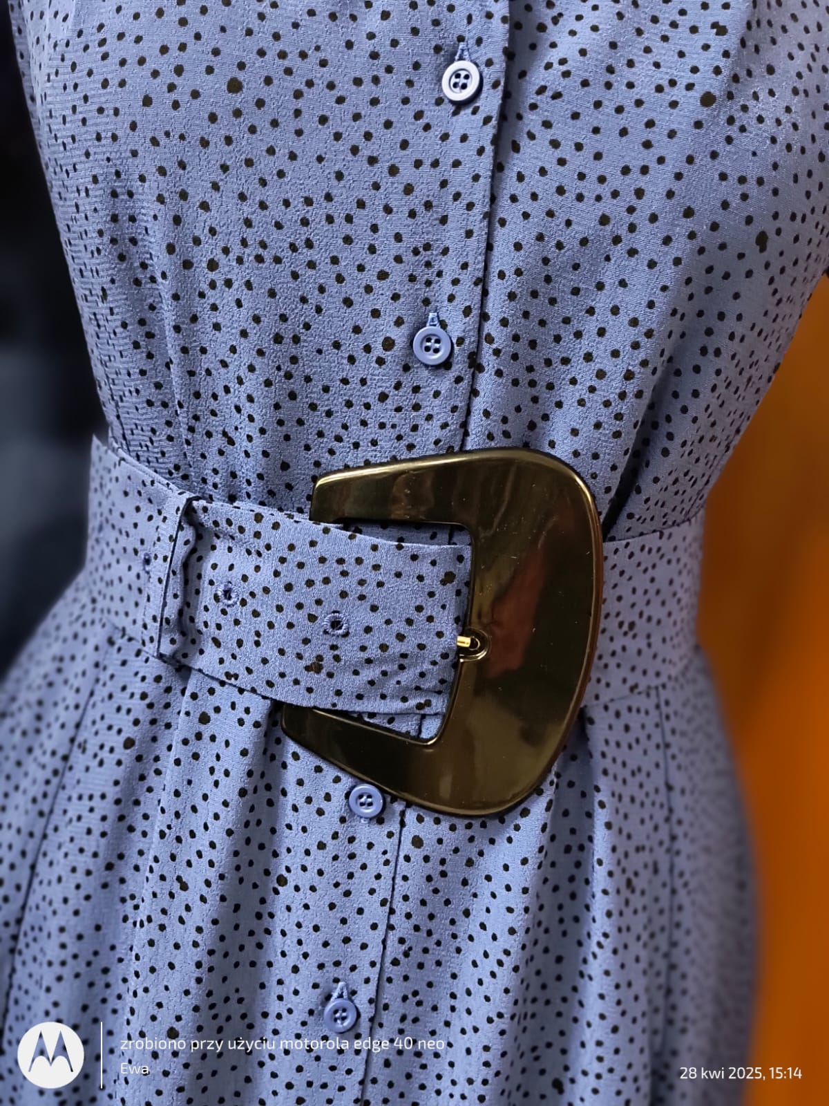 Elegancka niebieska sukienka w granatowe grochy Ezuri - obrazek 6