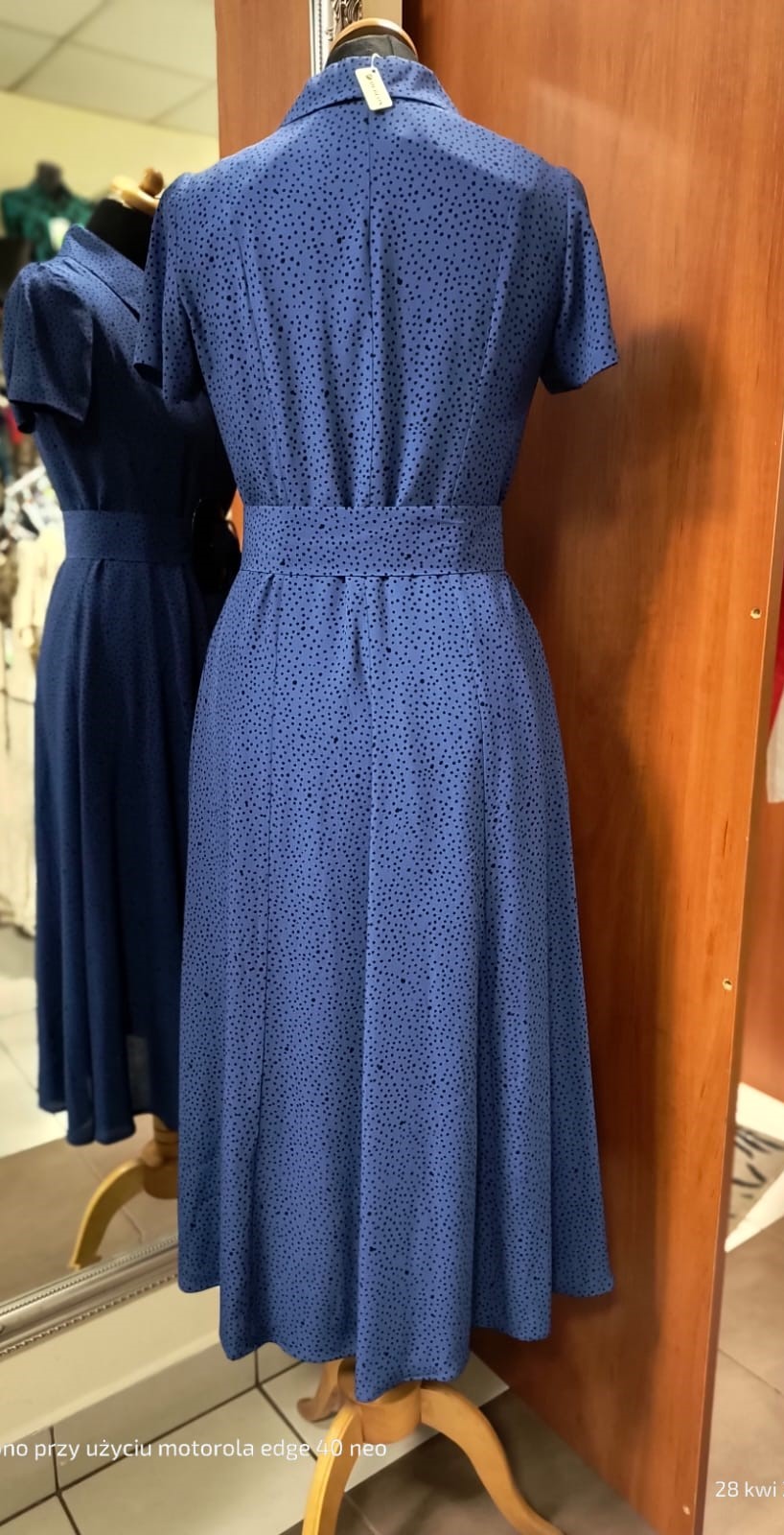 Elegancka niebieska sukienka w granatowe grochy Ezuri - obrazek 7