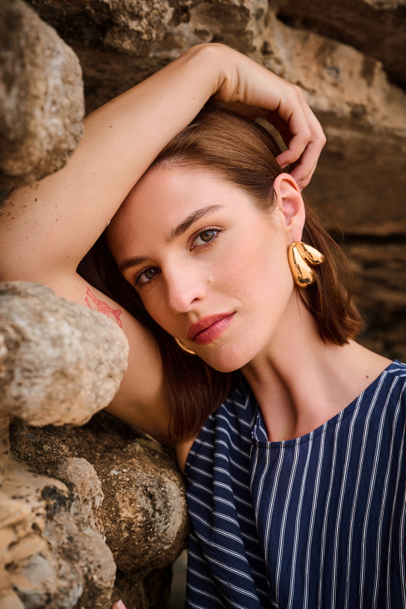 Sportowa granatowa sukienka FERIA w nieregularne pasy - obrazek 5