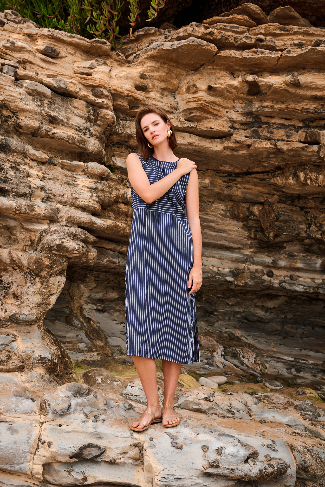 Sportowa granatowa sukienka FERIA w nieregularne pasy - obrazek 2