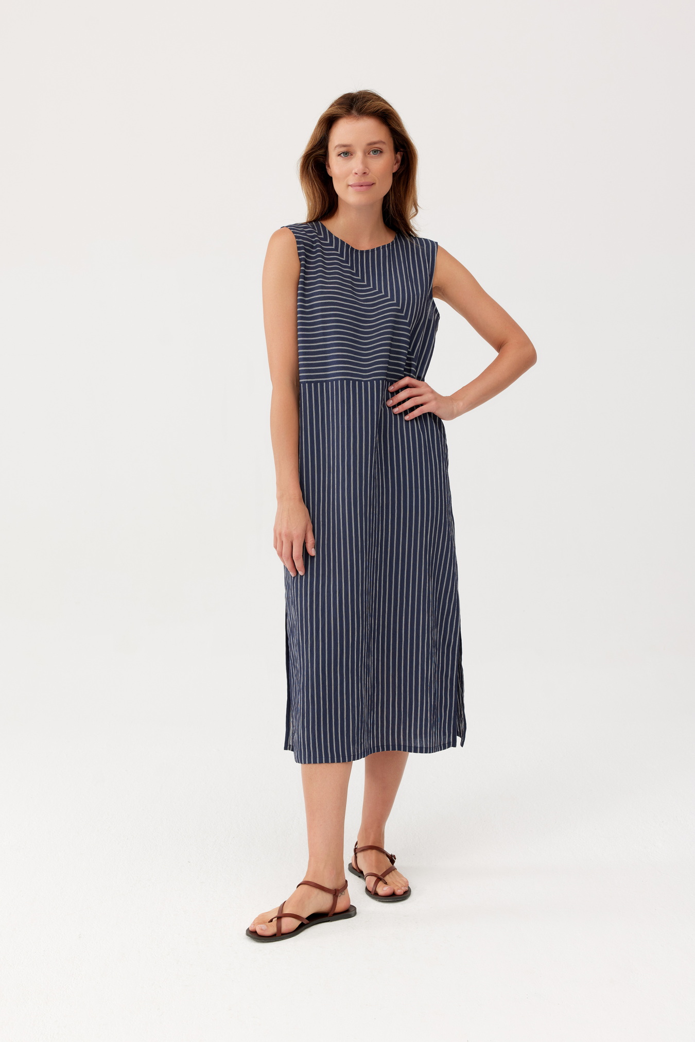 Sportowa granatowa sukienka FERIA w nieregularne pasy - obrazek 7