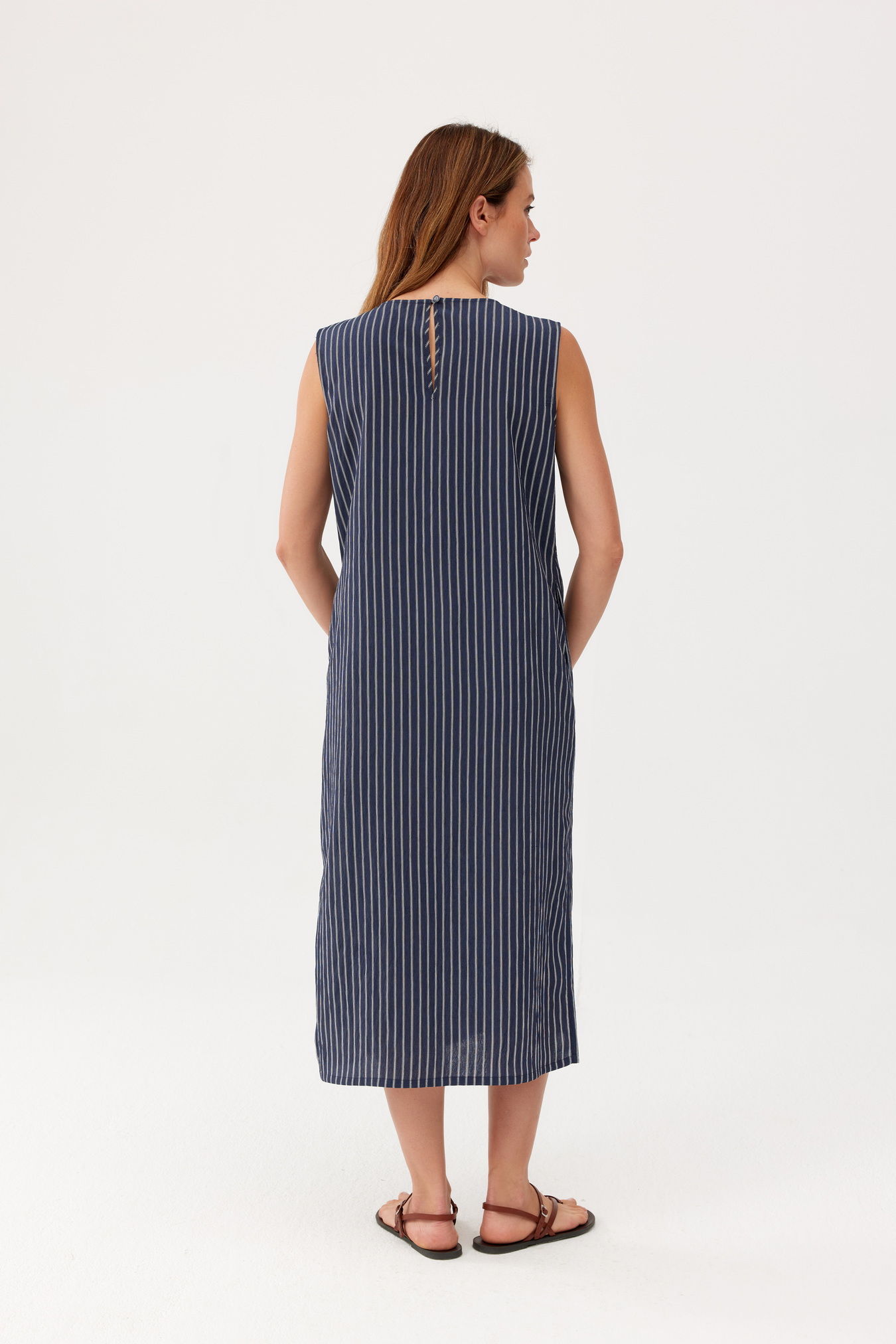 Sportowa granatowa sukienka FERIA w nieregularne pasy - obrazek 9