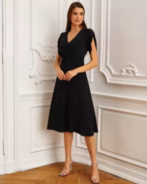 Czarna elegancka sukienka z dekoltem Ezuri