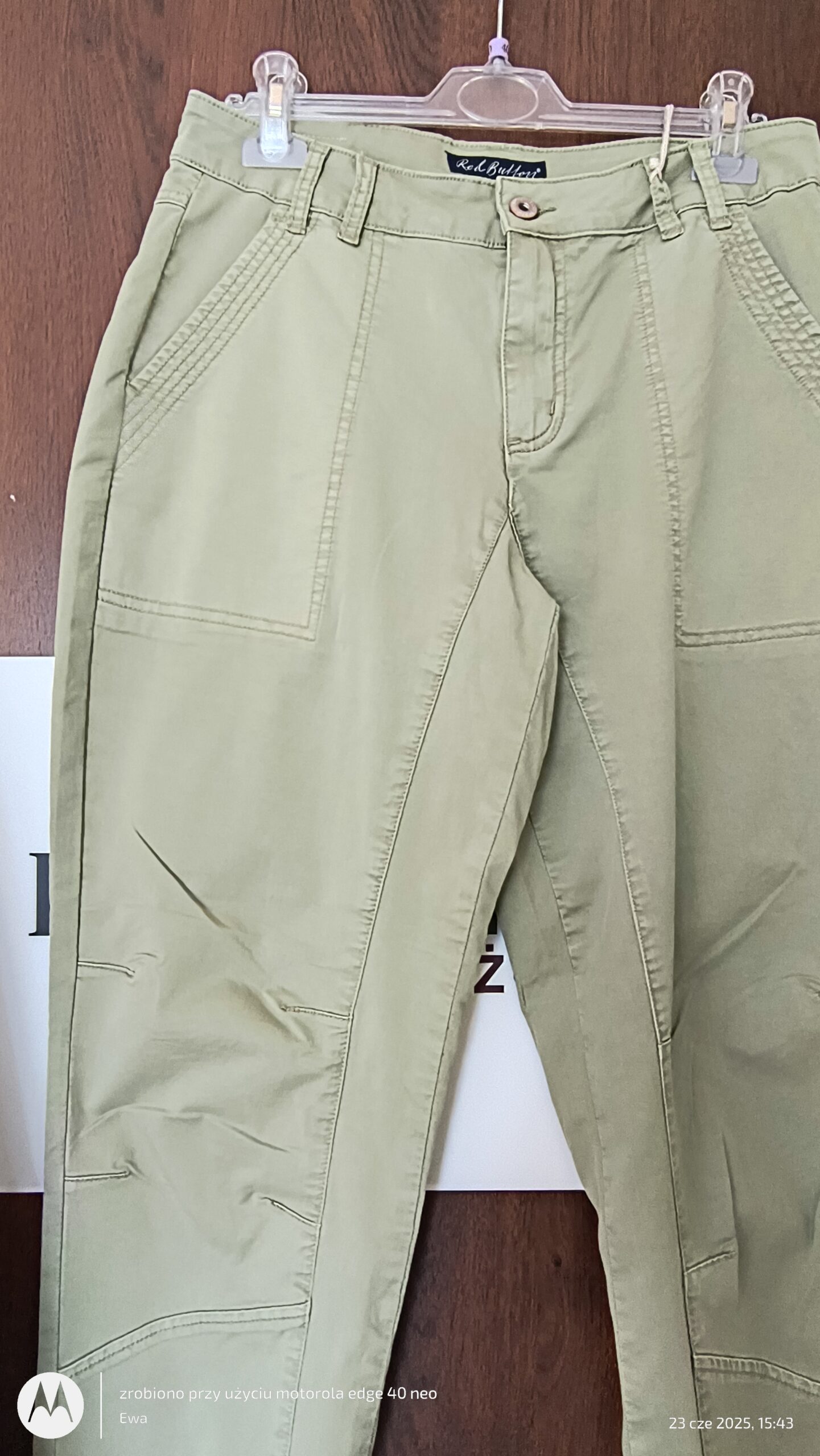 Bawełniane damskie spodnie boyfriend JOY colour summersage Red button szałwiowe SRB4543 - obrazek 5