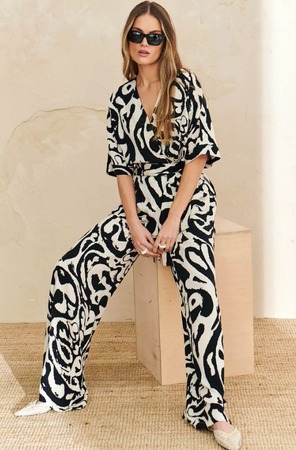 Spodnie z szerszą nogawką czarno beżowe 7592 Ezuri