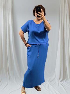 Wiskozowa sukienka maxi w kolorze błękitu paryskiego.