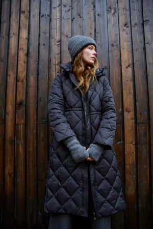 Czarny pikowany płaszcz FÉRIA z kapturem