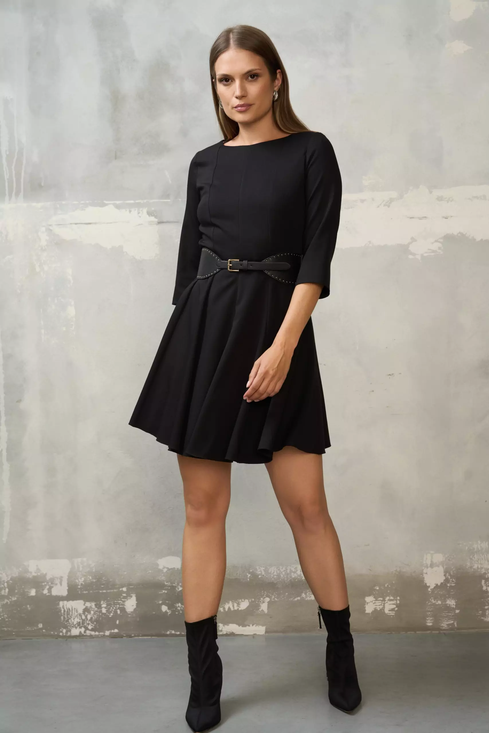 Czarna sukienka z rozkloszowanym dołem Ezuri - obrazek 2