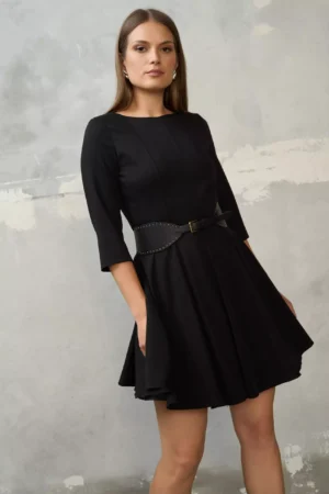 Czarna sukienka z rozkloszowanym dołem Ezuri