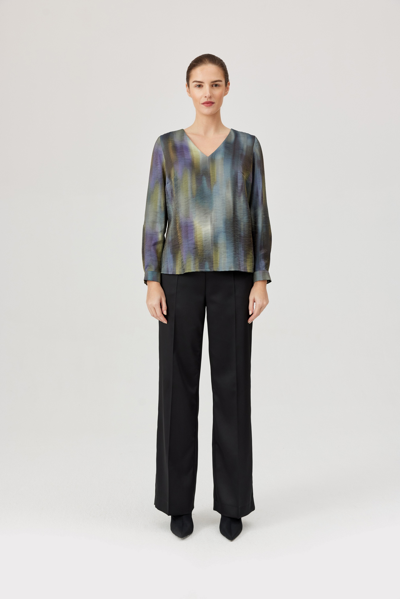 Czarne spodnie FÉRIA z satynowym połyskiem - obrazek 4