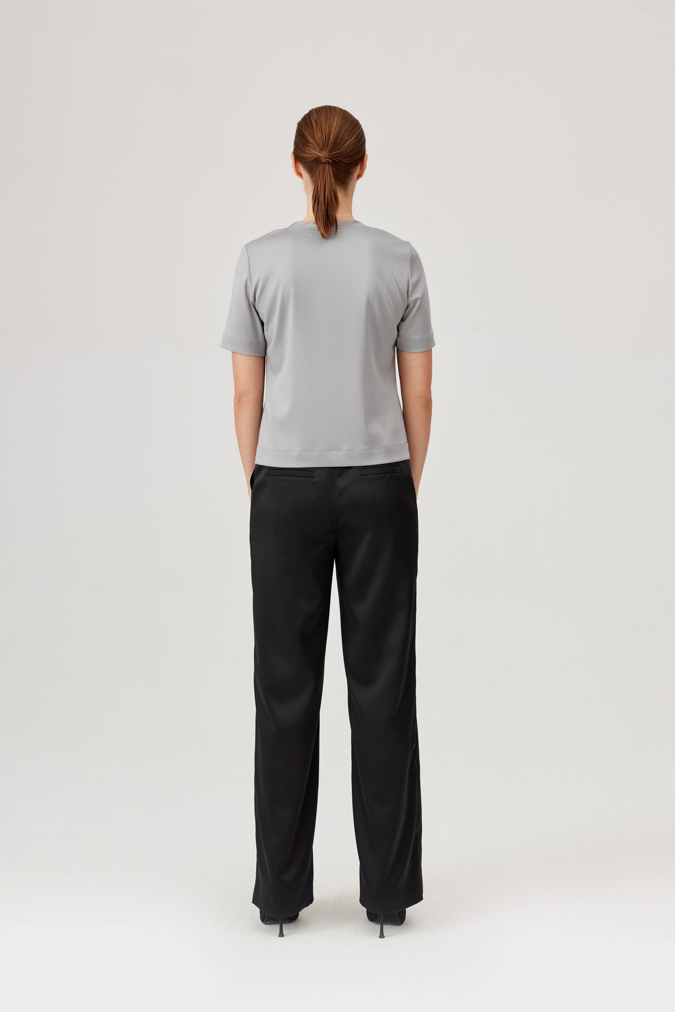 Czarne spodnie FÉRIA z satynowym połyskiem - obrazek 3