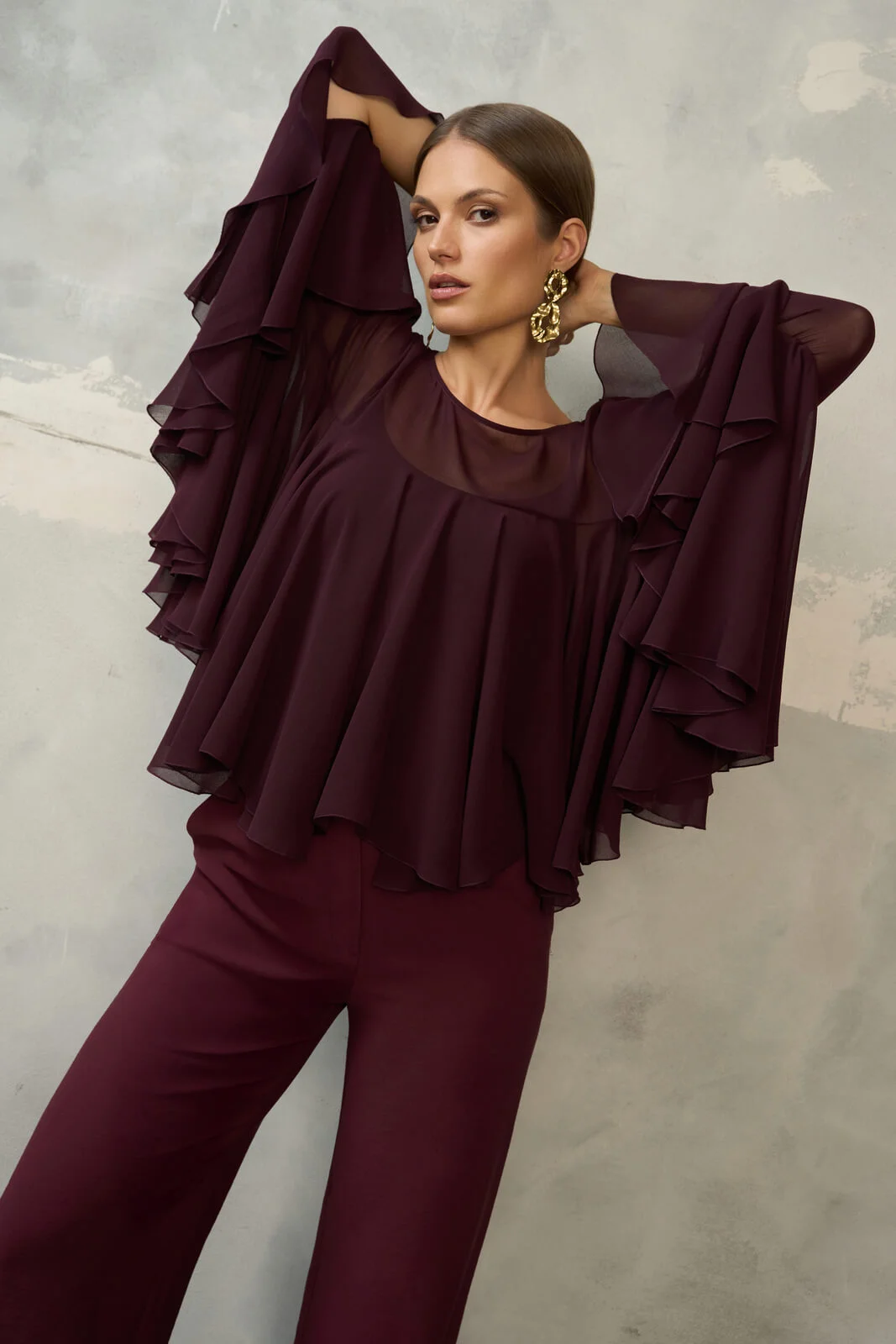 Czarna bluzka z długim spektakularnym rękawem EZURI - obrazek 7