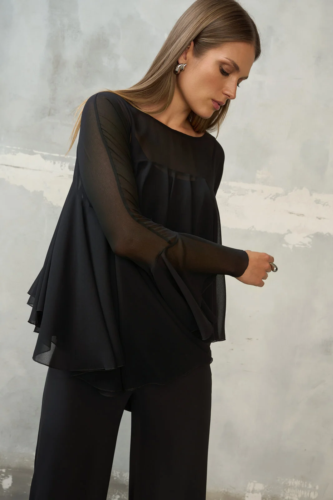 Czarna bluzka z długim spektakularnym rękawem EZURI - obrazek 3