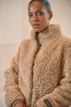 Kurtka ze sztucznego futra Kion  jasny beż (oat) Rino& Pelle