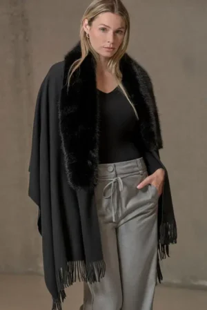 Czarne ponczo ze sztucznym futrem Wendy Cape – Black Rino & Pelle