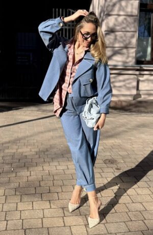 Komplet Tessy w kolorze jeansowym ze spodniami balonowymi.