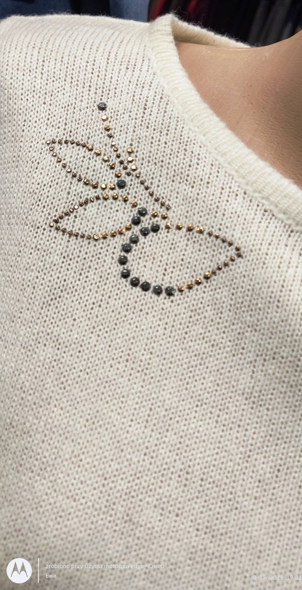 Kremowa bluzka sweterkowa z bufiastymi rękawami i ozdobą ze złotych nitów AL-BO - obrazek 3