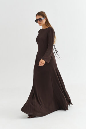Długa elegancka sukienka w kolorze czekoladowym z długim rękawem