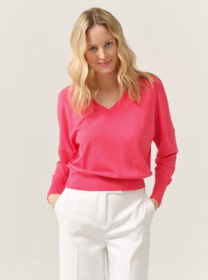 Sweter FÉRIA z dekoltem V w malinowo-czerwonym odcieniu