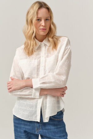 Biała koszula FÉRIA z delikatnym tłoczonym napisem