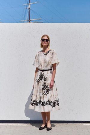 Zwiewna sukienka FÉRIA z subtelnym printem